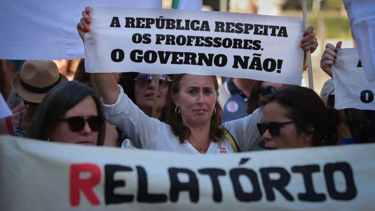 Os sindicatos dos professores têm exigido em manifestações que contar apenas dois anos, nove meses e 18 dias do tempo congelado, é pouco