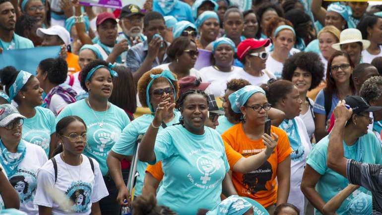Um conjunto de manifestantes numa marcha sobre a despenalização do aborto em Santo Domingo, a capital da República Dominicana (Getty Images)