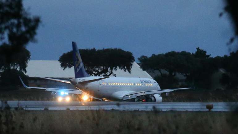 O avião aterrou duas horas depois de ter levantado voo