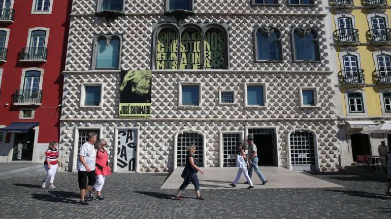 A Casa dos Bicos, sede da Fundação José Saramago, fica no Campo das Cebolas