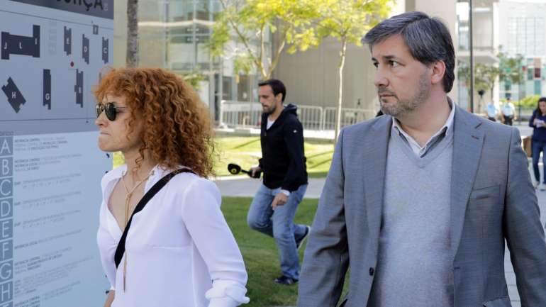 Bruno de Carvalho (à direita) com a sua irmã Alexandra (à esquerda), a 11 de outubro de 2018 -- dia em que pediu para ser ouvido no DIAP de Lisboa no âmbito do mesmo processo pelo qual está detido