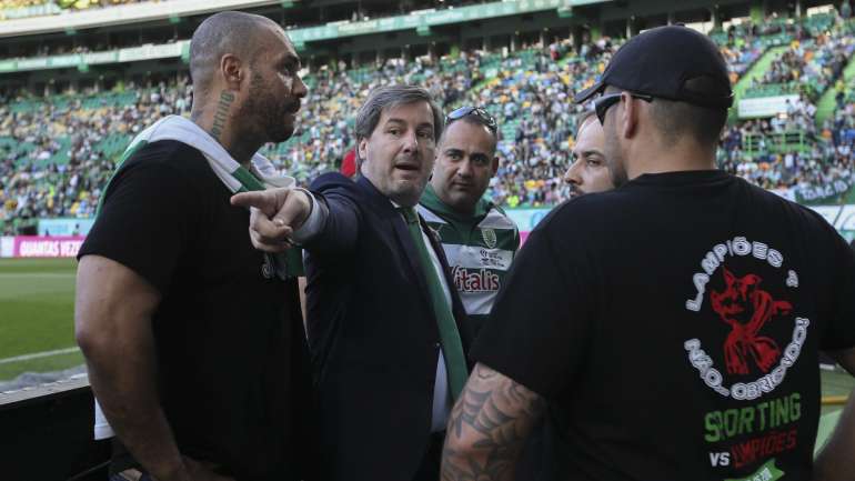 Bruno de Carvalho com elementos da Juve Leo, entre os quais Mustafá (à esquerda), no dia do último dérbi com o Benfica