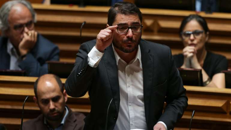 João Oliveira apresentou as propostas do PCP juntamente com Paulo Sá, António Filipe e Duarte Alves