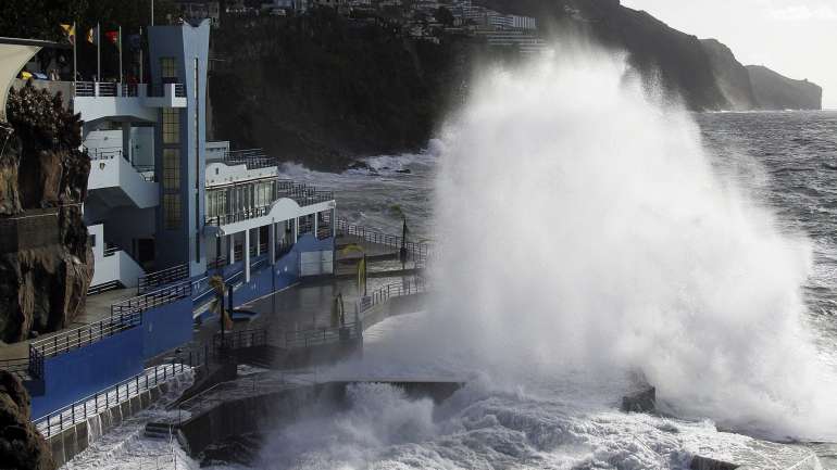 A capitania do Funchal alerta a comunidade marítima e a população em geral para os cuidados a ter no mar e nas zonas costeiras