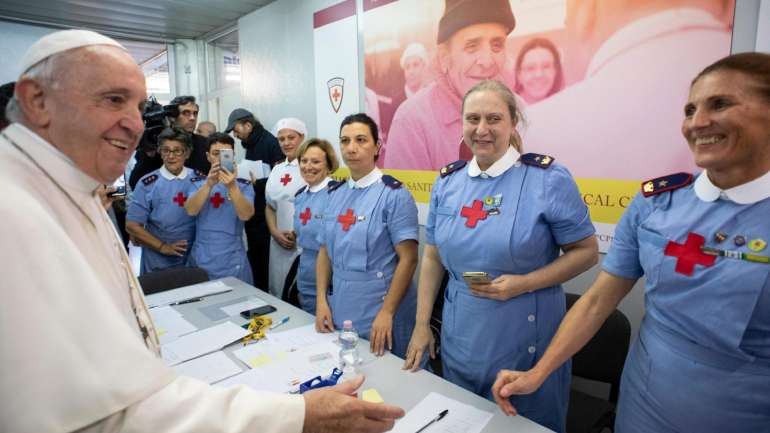 O Papa Francisco esta sexta-feira numa visita às instalações de saúde no Vaticano