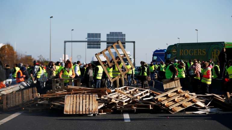 Os manifestantes, com os coletes amarelos, cortaram várias estradas por todo o país
