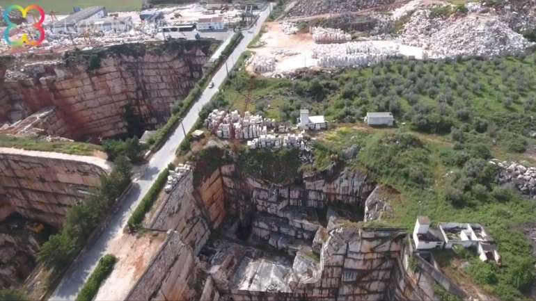 Imagem da derrocada da estrada N255, onde ocorreu o abatimento de terras, tiradas por António Moizão