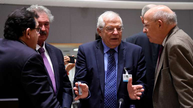 Josep Borrell, ministro dos Negócios Estrangeiros de Espanha, com Santos Silva, o MNE português, em Bruxelas.