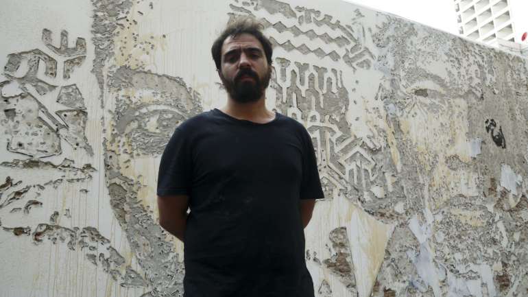 Vhils foi um dos nove artistas urbanos que ofereceram obras para serem leiloadas em Londres a favor da Fundação Movember, que faz trabalho na área da saúde mental masculina e prevenção do suicídio