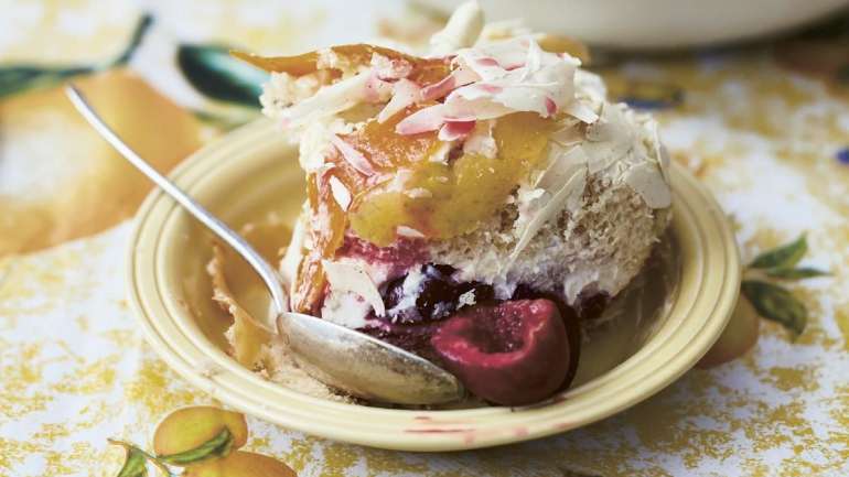 Inspirado nos dias de verão da costa amalfitana, este não é um tiramisú tradicional mas uma versão mais leve, com cerejas, limoncello e chocolate branco.