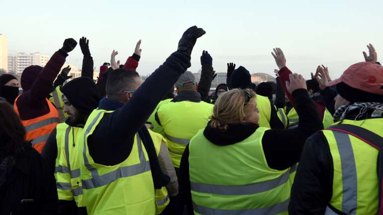 Os coletes amarelos estão em protesto na França contra o aumento dos impostos dos combustíveis e a diminuição do poder de compra.