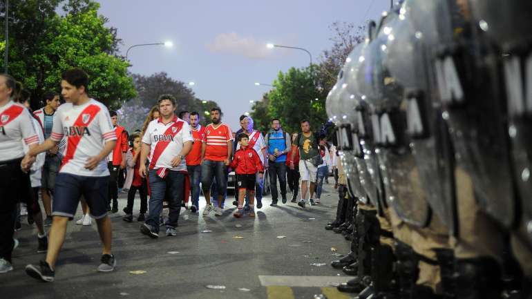 Polícia não teve mãos a medir e reforçou posições em várias zonas de Buenos Aires após os tumultos junto ao Monumental