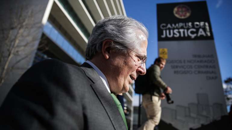 O magistrado Orlando Figueira garante que foi o banqueiro Carlos Silva que o contratou