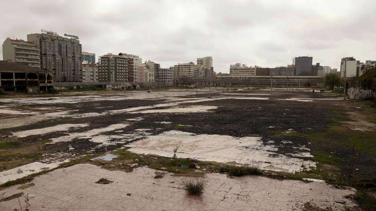 O projeto pretende converter os terrenos da antiga Feira Popular numa área de habitação, escritórios e espaços verdes e tem uma base de licitação de 180 milhões de euros