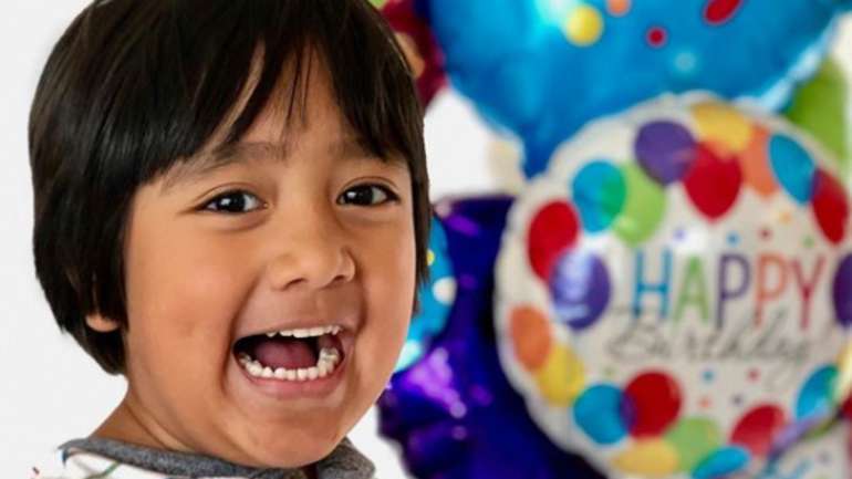 No canal de YouTube "Ryan ToysReview", Ryan entretém-se a abrir brinquedos, a brincar com eles e a dar a comentá-los