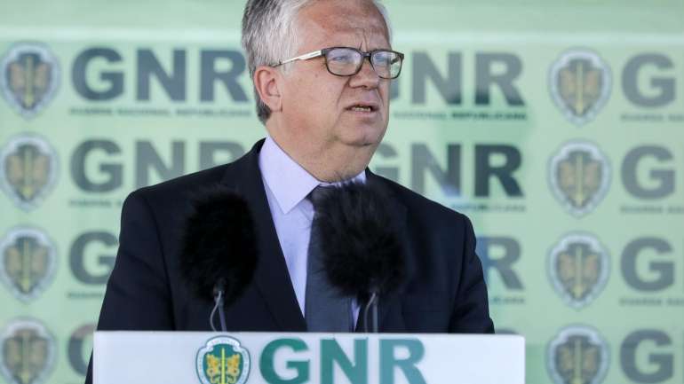 Eduardo Cabrita anunciou a decisão durante uma cerimónia de entrega de veículos à GNR