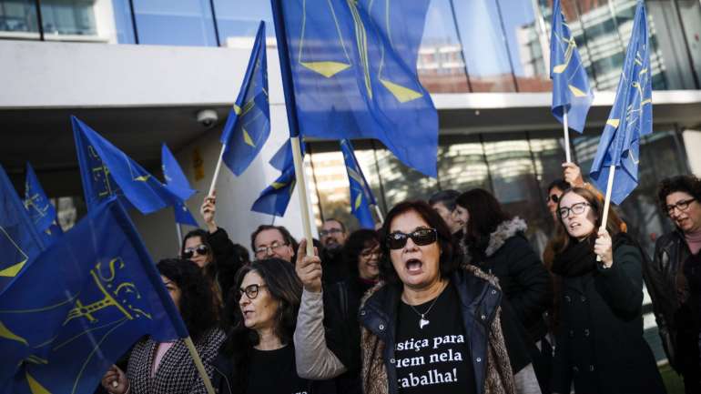 Em algumas camisolas das cerca de duas centenas de funcionários judiciais que se concentraram no Campus de Justiça, em Lisboa, lia-se: "justiça para quem nela trabalha"
