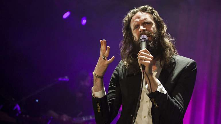 A igreja de Father John Misty, grande pregador da folk-pop contemporânea, ouvir-se-á junto à praia fluvial do Taboão, em agosto