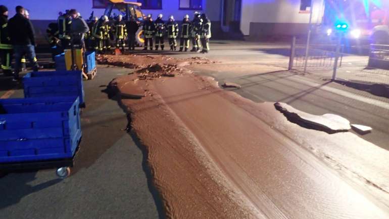 Chocolate cobre a rua em Westoennen, na Alemanha. (Fonte: The Guardian)