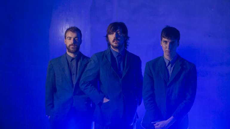 Rui Fiusa, Rafael Ferreira e Nuno Rodrigues: os Glockenwise de azul, sobre um fundo azul