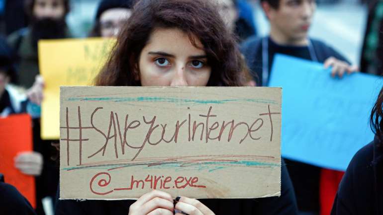 Uma manifestante protesta durante uma ação contra o Artigo 13 da proposta de Diretiva sobre o Direito de Autor no Mercado Único Digital