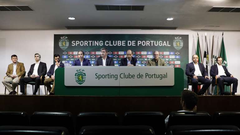 Bruno de Carvalho com alguns dos antigos vices e vogais que aguentaram o quórum da Direção até à destituição em Assembleia Geral