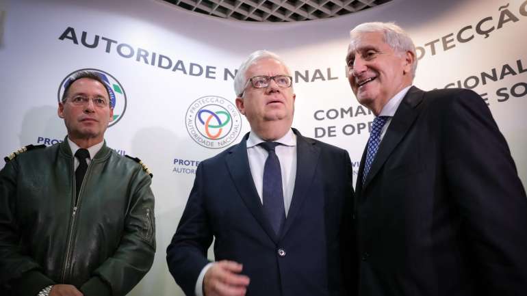 O ministro da Administração Interna, Eduardo Cabrita (ao centro), acompanhado de Mourato Nunes, (à direita), presidente da Autoridade Nacional de Proteção Civil, e do comandante da Proteção Civil, Duarte da Costa (à esquerda).