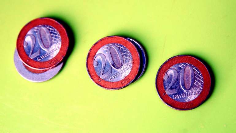 Moedas de 20 kwanzas, em Luanda, Angola
