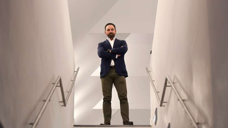 Santiago Abascal representa o Vox, um partido que é contra o aborto, contra o casamento homossexual, que quer construir um muro para impedir a entrada de migrantes e defende o fim da lei da violência de género