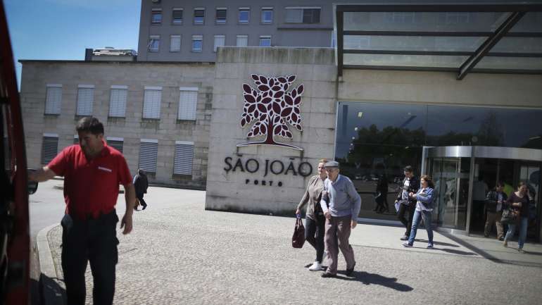 Há dez anos que o hospital tem um projeto para construir uma ala pediátrica, mas desde então o serviço tem sido prestado em contentores