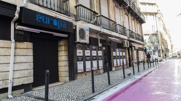 Do outro lado do arco situa-se o prédio que em breve poderá ser transformado em hotel