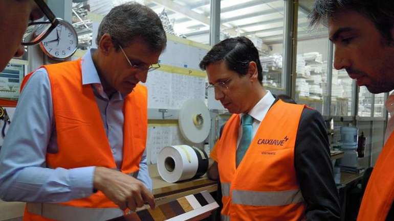 Fotografia da visita à fábrica Caixiave, publicada na página de Facebook institucional de Nuno Sá, entretanto apagada pelo deputado
