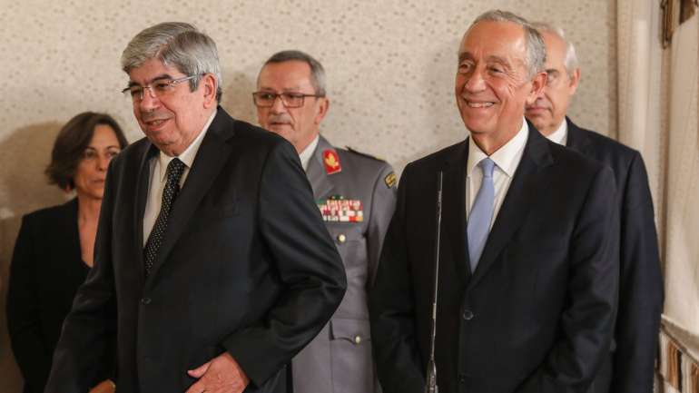 O Presidente da República, Marcelo Rebelo de Sousa (D), acompanhado pelo presidente da Assembleia da República, Eduardo Ferro Rodrigues (E) na cerimónia de boas festas, esta quinta-feira