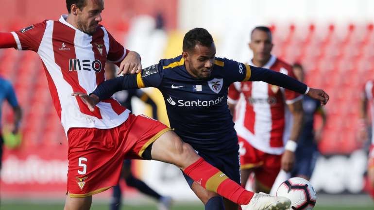 O jogador do Desportivo das Aves, Rodrigo Defendi (à esquerda), disputa a bola com o jogador do Santa Clara, Fernando Andrade, durante o jogo da Primeira Liga de Futebol