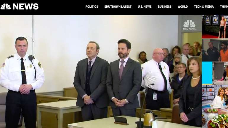 Spacey não prestou declarações, mas permaneceu de pé enquanto o seu advogado falava por ele