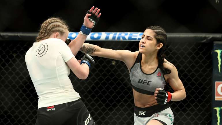 Polyana Viana num combate de MMA a 4 de agosto
