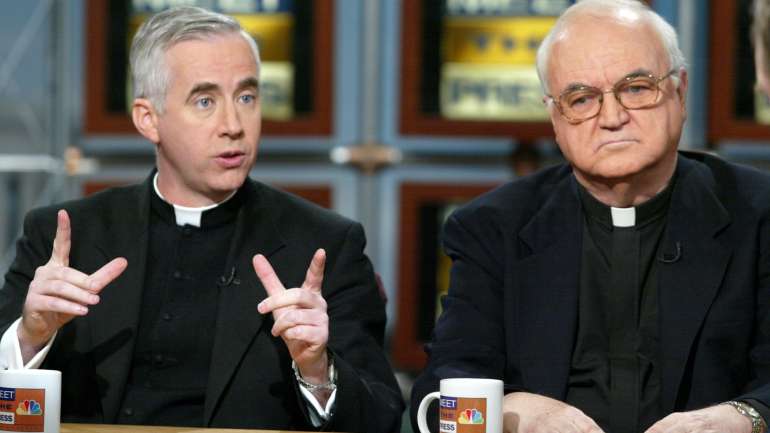 O padre C. John McCloskey (à esq.), que tem agora 64 anos, aparecia muitas vezes na televisão