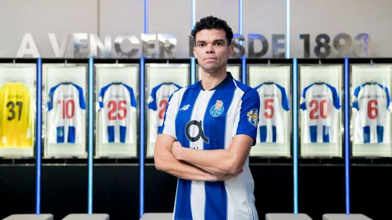 O central jogou no Dragão durante três temporadas e foi campeão nacional por duas vezes