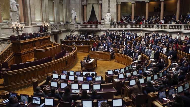 Os deputados aprovaram esta quarta-feira na especialidade a divulgação dos grandes devedores dos bancos que beneficiem do apoio estatal