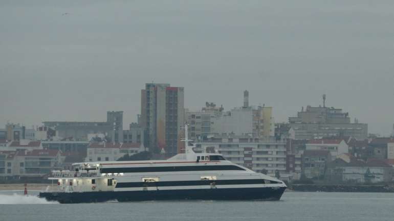A Transtejo assegura as ligações fluviais entre o Seixal, Montijo, Cacilhas e Trafaria/Porto Brandão e Lisboa