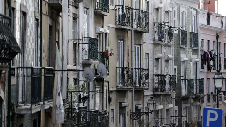 Sem definir valores máximos de renda, este diploma prevê a redução da atual taxa de IRS sobre rendimentos prediais, que se situa nos 28%, para os contratos "com duração igual ou superior a dois anos e inferior a cinco anos"
