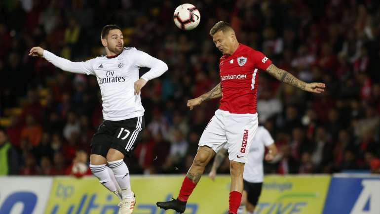 Zivkovic e Patrick disputam lance pelo ar num jogo onde o Benfica esteve quase sempre acima do Santa Clara