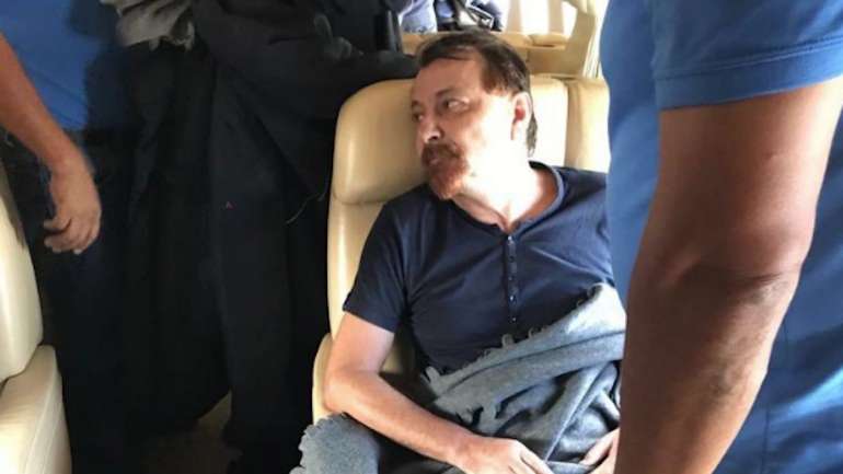 Cesare Battisti foi fotografado no avião que o levou da Bolívia para Itália