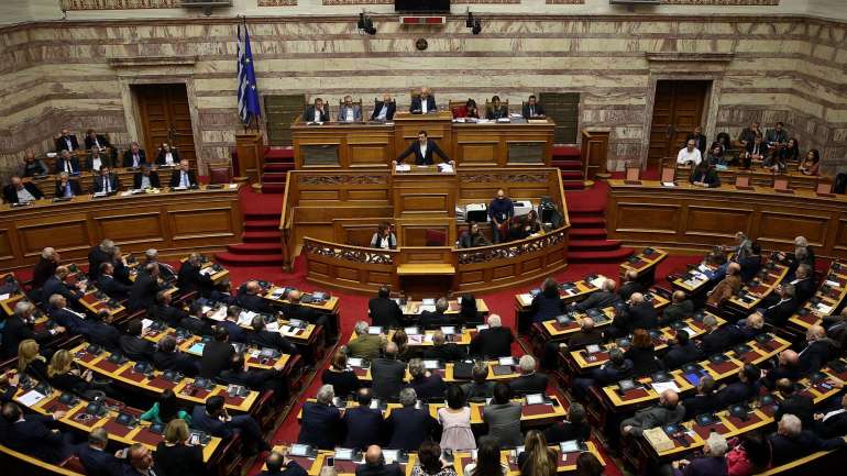 Caso a moção apresentada seja chumbada, Tsipras vai ser forçado à convocação de eleições antecipadas após o colapso da coligação, no poder desde 2015