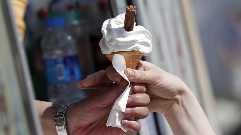 O guia decidiu voltar à gelataria para exigir o preçário do estabelecimento, mas o pedido acabou por lhe ser negado e teve que chamar a polícia