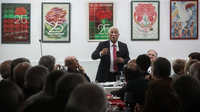 António Costa esteve ao lado de Vasco Lourenço num dos "Almoços Animados" na Associação 25 de abril