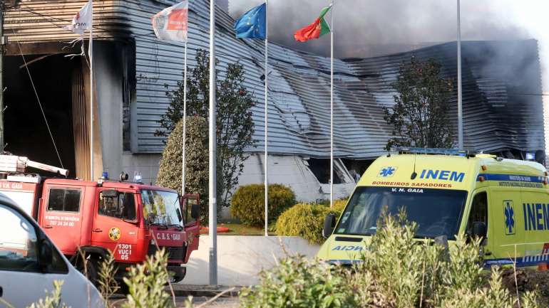 Segundo fonte dos Bombeiros, o fogo está dominado e não se propaga para fora das instalações