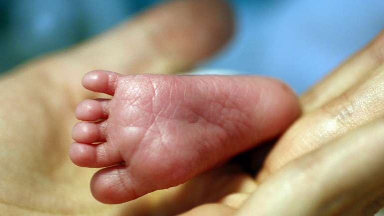O "teste do pezinho" é realizado a partir do terceiro dia de vida do recém-nascido, através da recolha de umas gotículas de sangue no pé da criança, e permite diagnosticar algumas doenças graves
