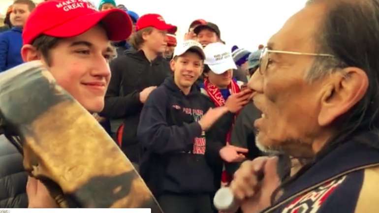 Uma aluna que assistiu à cena disse à CNN que os adolescentes estavam a entoar cânticos como “Construam o muro" e "Trump 2020".