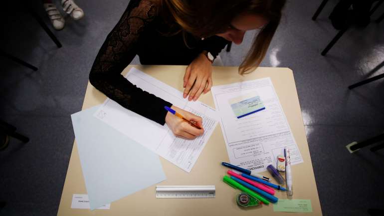 Os percursos diretos de sucesso mostram a percentagem de alunos que obtiveram classificação positiva nos exames das duas disciplinas trienais do 12.º ano, após um percurso sem retenções nos 10.º e 11.º anos.